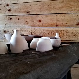 soliflores en porcelaine dans atelier manon moy pour le contre-pied toulouse