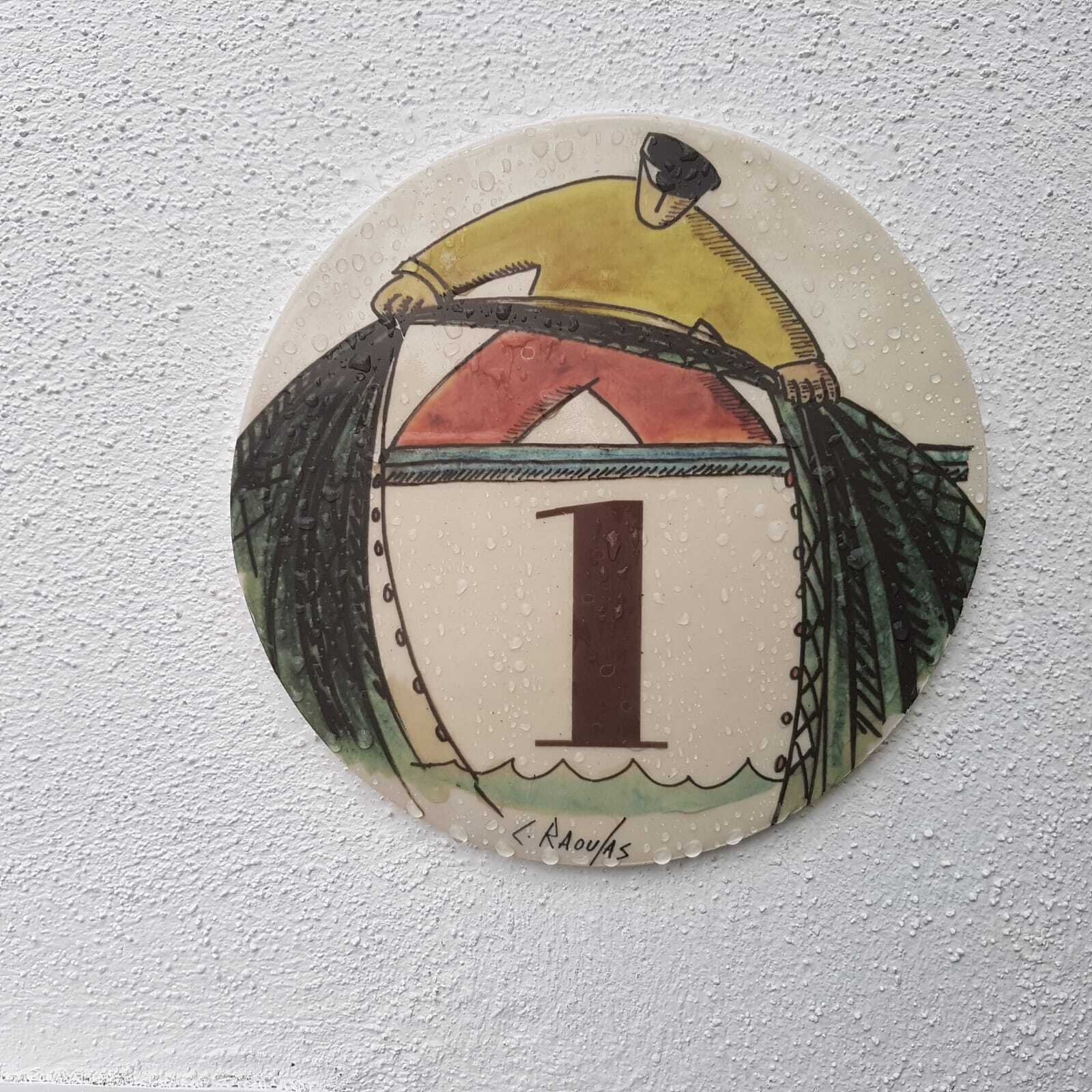 photo plaque de maison en céramique avec dessin de catherine raoulas pour atelier manon moy