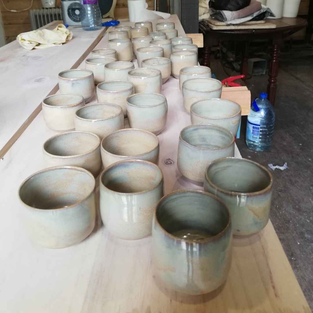 tasses de la collection Gâvres dans atelier manon moy